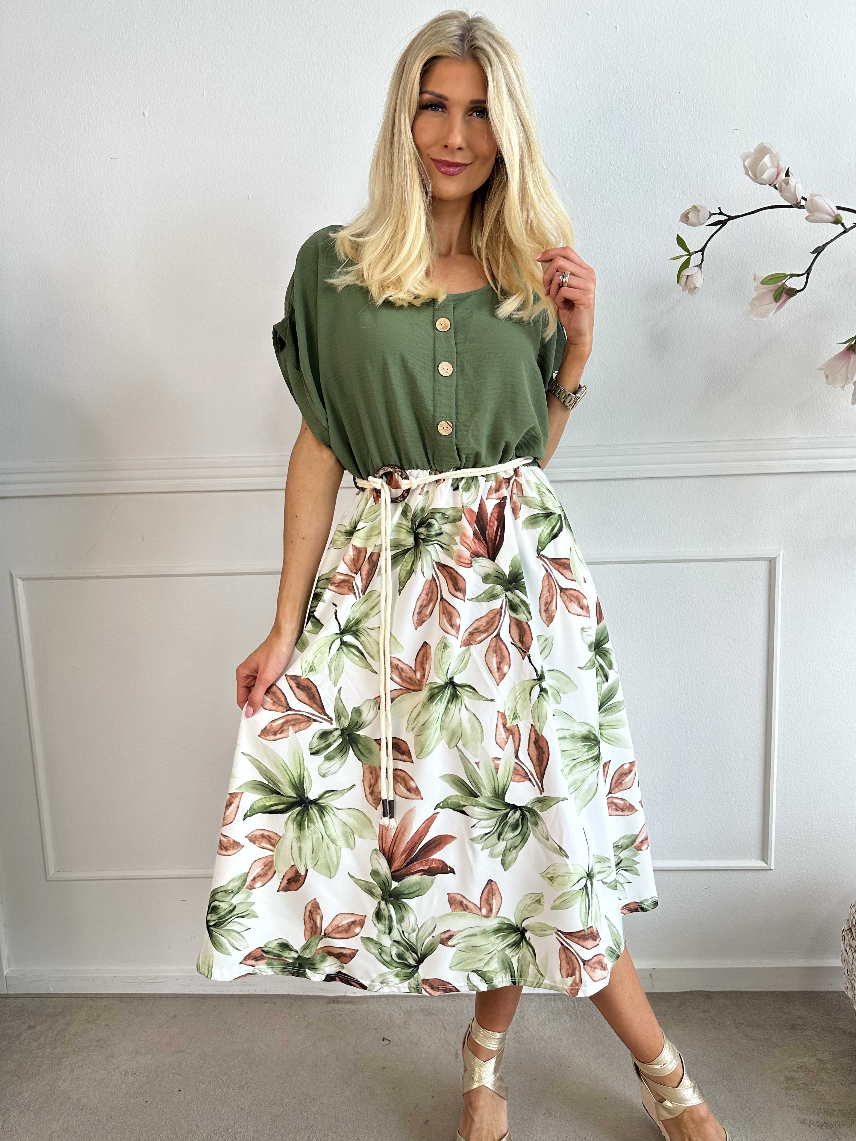 Dina - Fin klänning med resår i midjan och dekorativa knappar